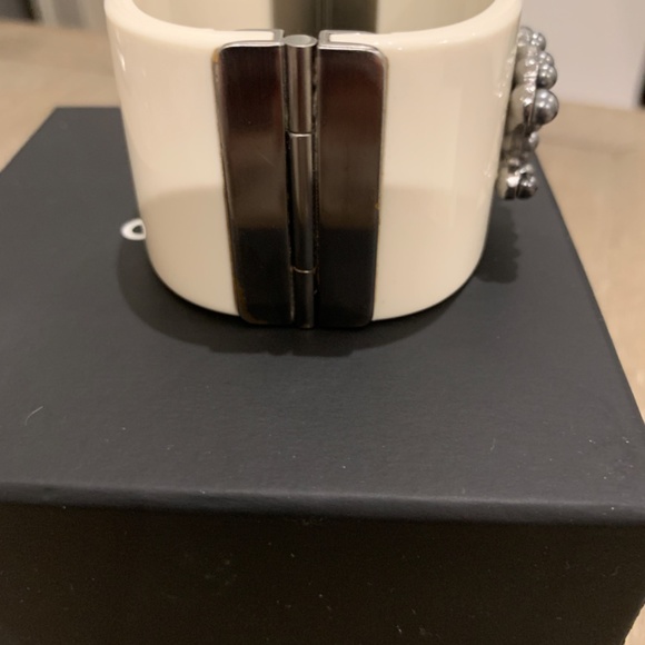 Chanel cuff in ivory  color with grey pearls (CC logo) - Picture 7 of 15